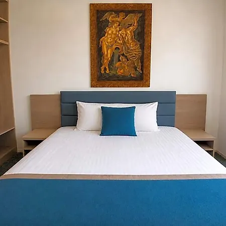 Plaza Hotel 3*